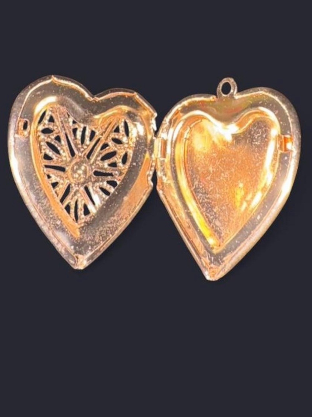 Avon Heart Filigree locket Pendant Necklace in Gold Tone - Picture 3 of 3